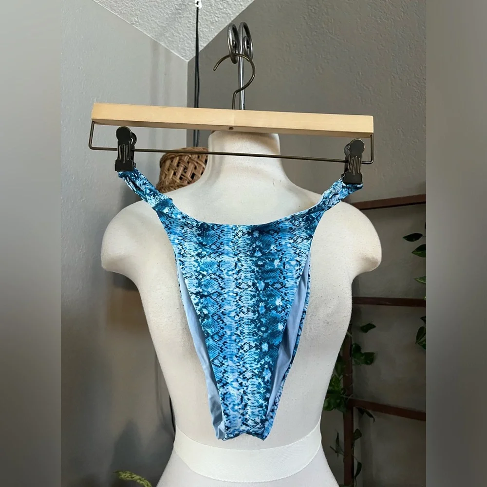 Frankies Bikinis 2 Pc Set Lulu Top and Kenz Bottom